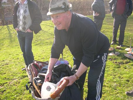 Lackner Herbert mit dem Proviant-Eisstockstingelersatz-Garderobe-Getränke-Scheibtruhe